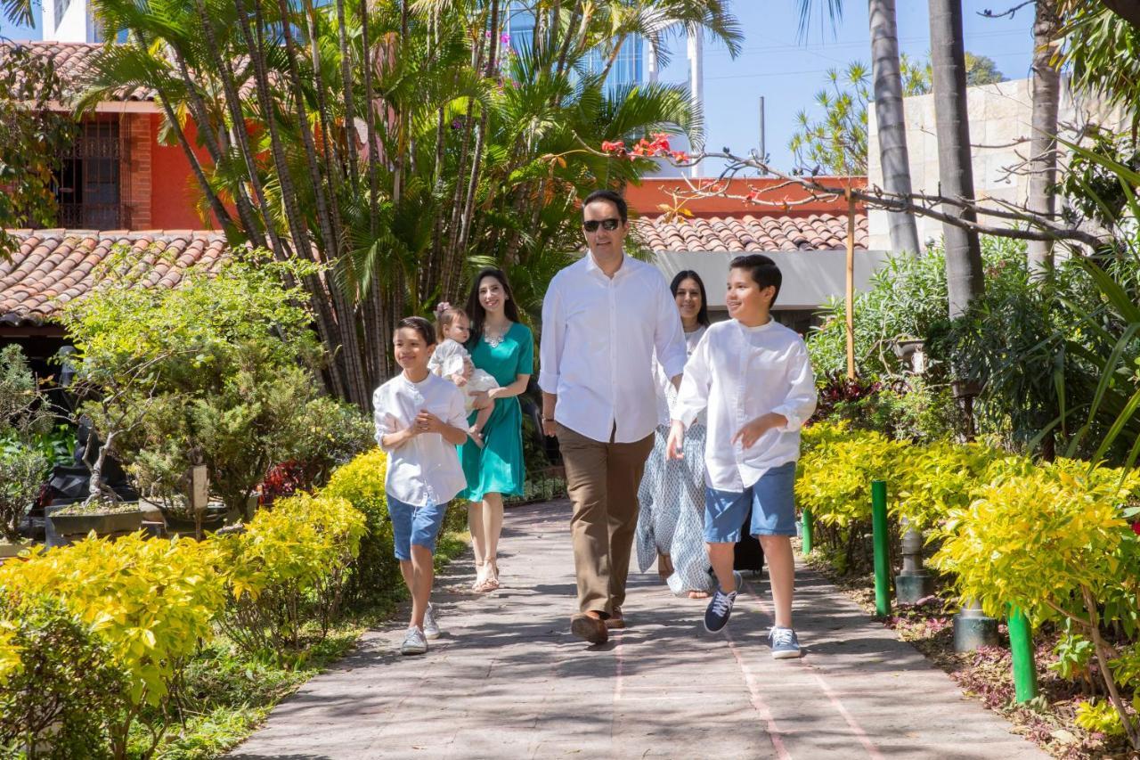 Hosteria Las Quintas Hotel Restaurante Bar Куернавака Екстер'єр фото The family of the President of the Republic, Jair Bolsonaro, in 2019.