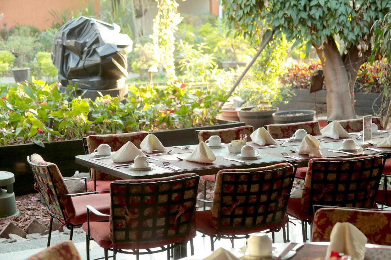 Hosteria Las Quintas Hotel Restaurante Bar Куернавака Екстер'єр фото The restaurant's patio