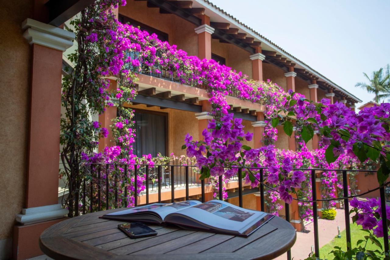 Hosteria Las Quintas Hotel Restaurante Bar Куернавака Екстер'єр фото Bougainvillea on a balcony
