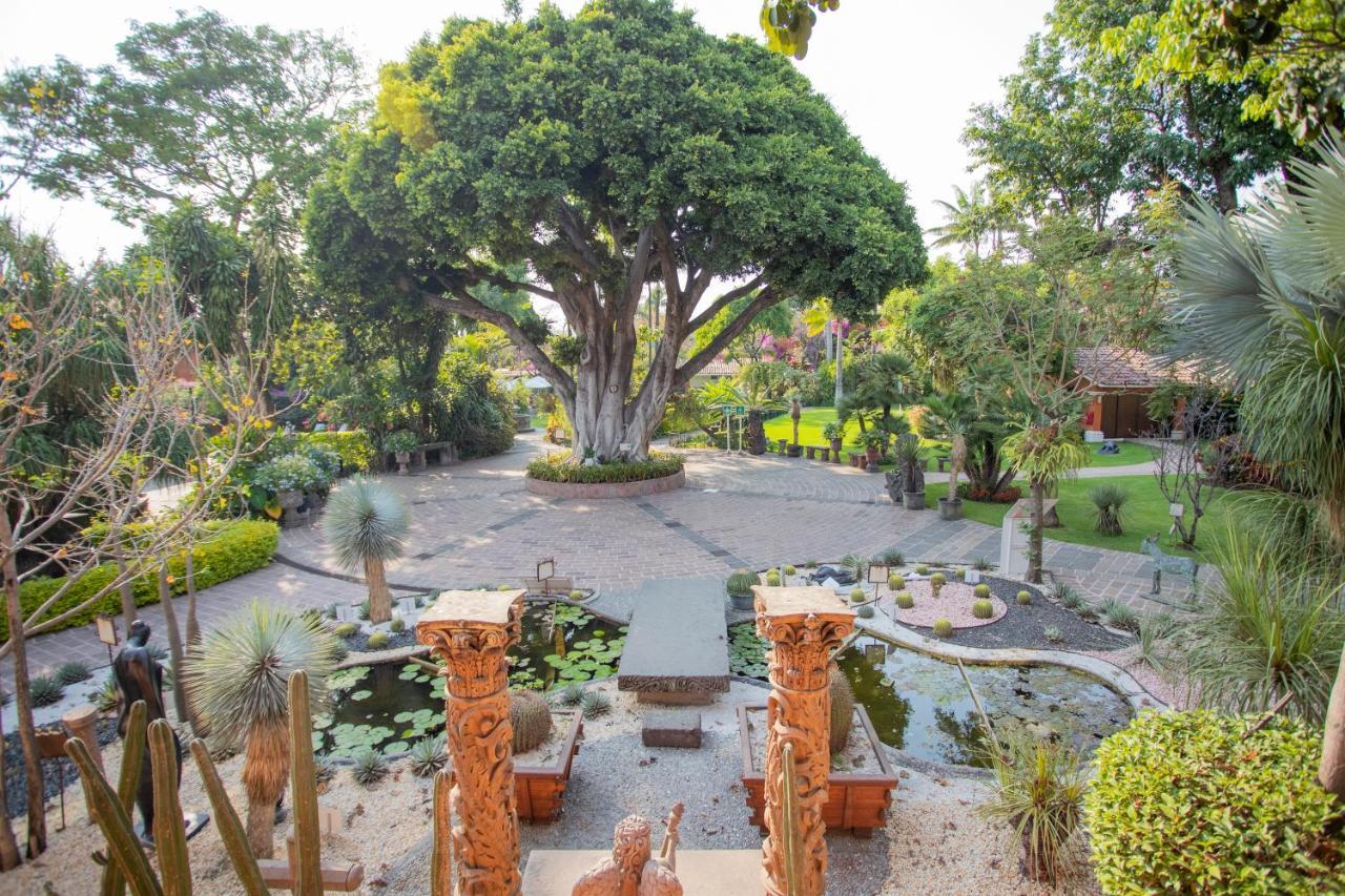 Hosteria Las Quintas Hotel Restaurante Bar Куернавака Екстер'єр фото The main tree at the center of the garden