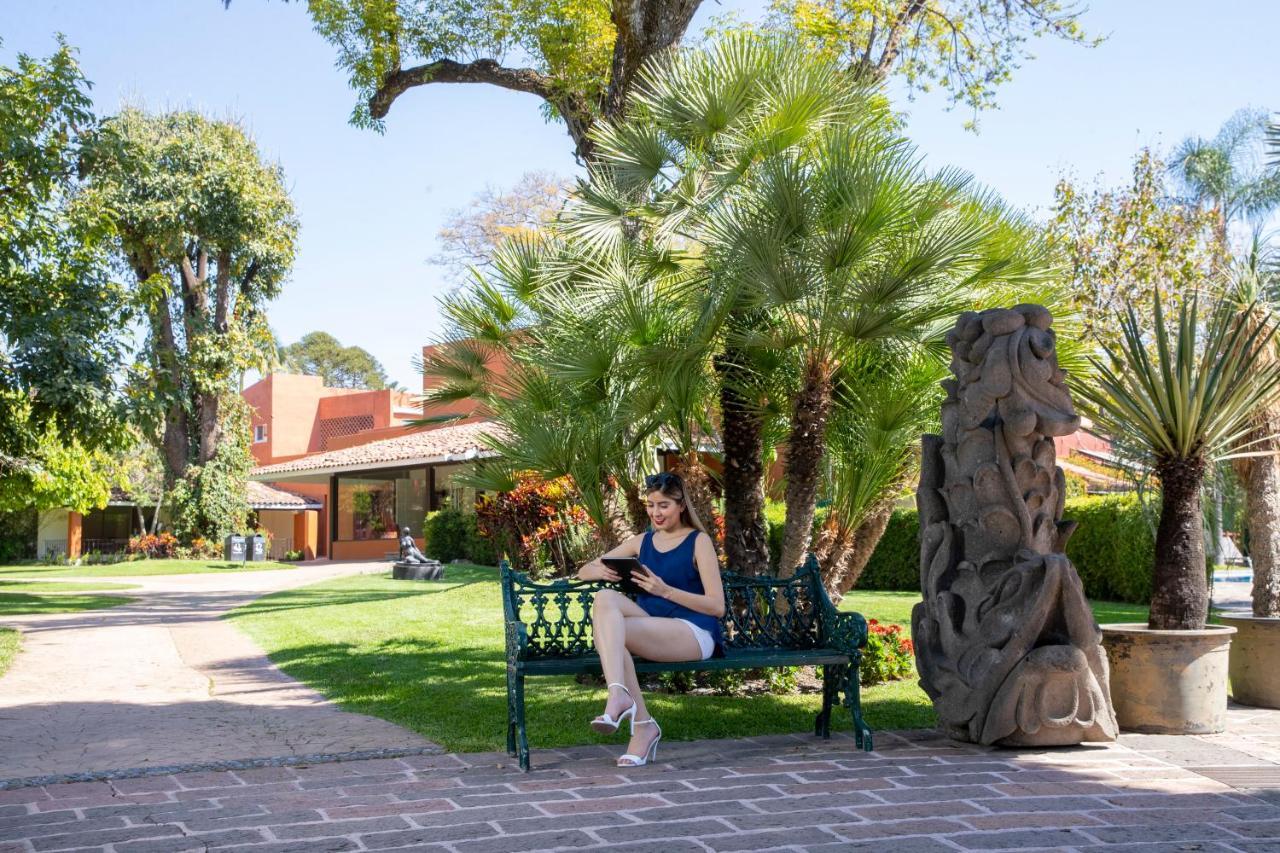 Hosteria Las Quintas Hotel Restaurante Bar Куернавака Екстер'єр фото A student studying in the campus.
